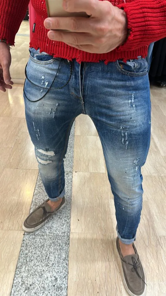 Jeans XAGON MAN Stretch elasticizzato con leggeri schizzi, strappi foderati sul ginocchio e catenella removibile in dotazione Bl